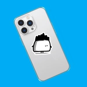 Vue détaillée d'une coque iPhone transparente avec de petits personnages mignons sur fond bleu