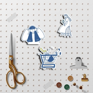 Stickers de personnages bleus pour journaux et ordinateurs dans une scène artisanale