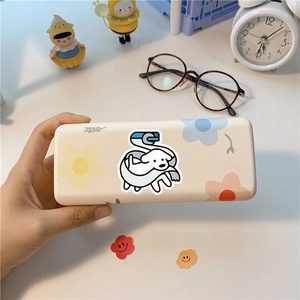 Mano che tiene un astuccio per occhiali color crema con cane e fiori carini