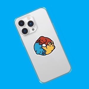 Dettaglio della custodia per iPhone con bordo blu e simpatica illustrazione di cani sul retro