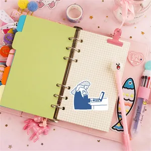 Détail du carnet à 6 anneaux en similicuir rose avec pages quadrillées et papeterie mignonne
