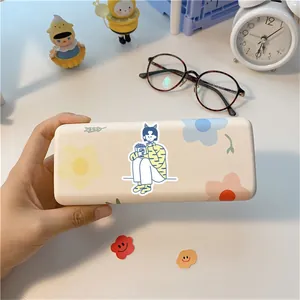 Gros plan sur l'étui à lunettes beige avec motifs floraux et illustration de fille mignonne
