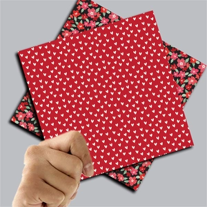 Nahaufnahme von Scrapbook-Papier mit Herz- und Blumenmuster für DIY-Bastelarbeiten