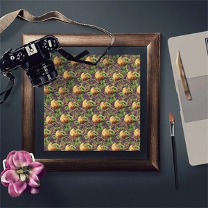 Flat lay di carta per collage di zucca vintage con fotocamera retro e pennelli