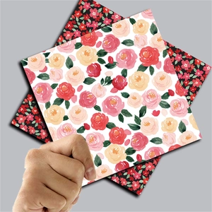 Makroansicht von Vintage-Scrapbooking-Papier mit Rosen und dunklem Blumenmuster-Detail