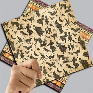 Dettaglio di carta scrapbook vintage con silhouette magiche di streghe e pipistrelli