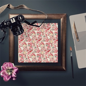 Nahaufnahme von Vintage-Scrapbook-Papier mit Rosenmustern und antiken Requisiten