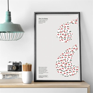 Kunstatelier-Setup mit gerahmtem Poster mit Kirschgrafiken auf einem Holztisch