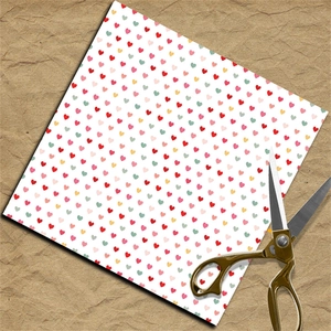 Makroansicht von Vintage Valentinstag Scrapbook-Papier mit bunten Herzen und Bastelschere