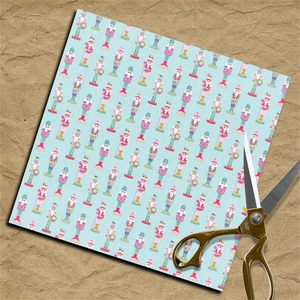 Detail von Vintage-Scrapbook-Papier mit Nussknacker-Motiv und goldener Schere auf Papier
