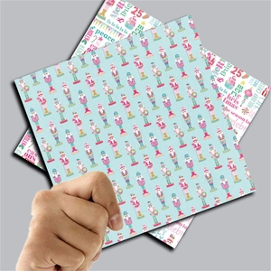 Detail von Weihnachtsnussknacker Muster und festlichem Vintage Scrapbook Papier