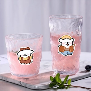 Set di bicchieri in vetro martellato con orsetto cartoon in due misure e bevanda