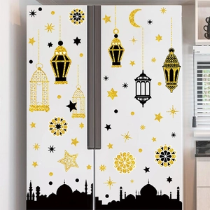 Gold-schwarze Ramadan-Wandtattoos mit Laternen und Mond auf weißem Kühlschrank
