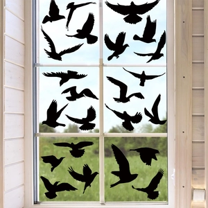 Vue détaillée de silhouettes d'oiseaux noirs sur fenêtre en verre pour anti-collision