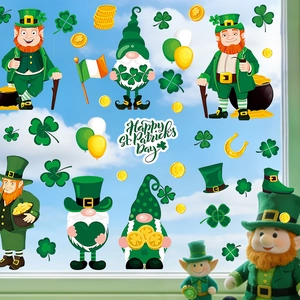 St. Patrick's Day Fensterbilder mit Gnomen und Kleeblättern auf Glas unter blauem Himmel