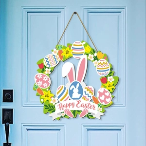 Gros plan d'une plaque de Pâques en bois avec lapin blanc et œufs colorés sur porte bleue