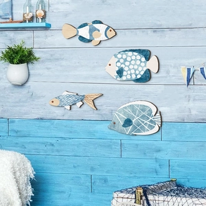 Detalle de cuatro placas de pared de madera de estilo mediterráneo con motivos náuticos