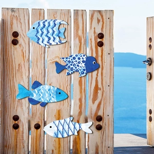 Set de cuatro peces decorativos de madera náutica en azul y blanco con fondo marino