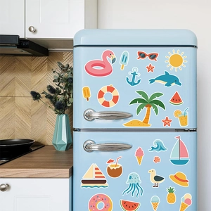 Détail de stickers marins d'été avec flamants roses sur un réfrigérateur bleu rétro