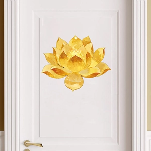 Détail d'un sticker mural lotus doré avec texture métallique sur une porte blanche