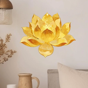 Détail de l'applique murale en forme de lotus doré avec lumière chaude et pétales multicouches