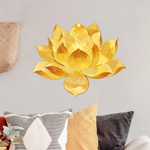Vue détaillée d'un sticker mural lotus doré en 3D sur un mur moderne de salon chic