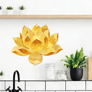 Détail d'un sticker mural lotus doré avec texture aquarelle dans un décor d'intérieur