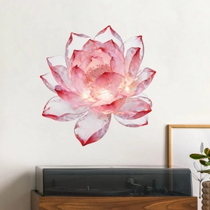 Détail d'une applique murale lotus rose avec pétales lumineux sur un mur blanc pur