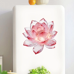 Détail de la lampe décorative lotus rose avec lueur jaune chaude sur fond blanc