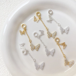 Cadenas de extensión de mariposa bañadas en oro de 14k con colgantes de circón y plata