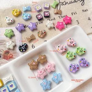 Détail de perles DIY colorées en forme de cœur, d'étoile et de sourire pour bijoux