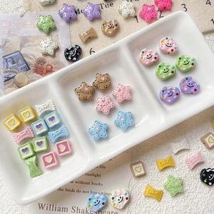 Lot de breloques DIY en résine colorée avec étoiles, sourires et cœurs en pastel
