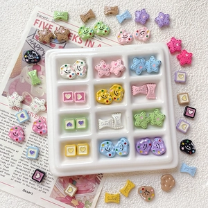 Vue détaillée de perles DIY en résine colorées incluant étoiles et cœurs dans un plateau