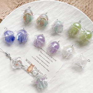 Dettaglio di ciondoli a forma di medusa in resina colorata con finitura iridescente