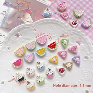 Détail macro de perles en forme de pastèque et gâteau pour bijoux DIY
