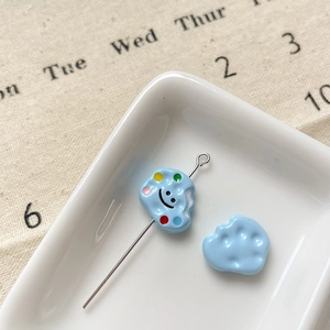 Détail macro de breloques nuages bleu clair avec sourires pour bijoux faits main