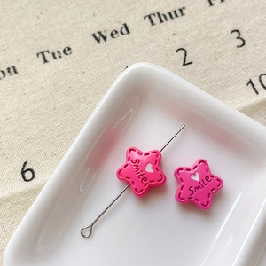 Gros plan de breloques DIY roses en étoile avec gravure Smile et découpe de cœur