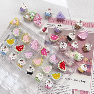 Détail de perles de fruits et gâteaux en résine pour accessoires de chaînes de téléphone