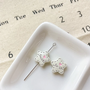 Détail de perles en étoile Smile avec cœur rose pour la création de bijoux DIY