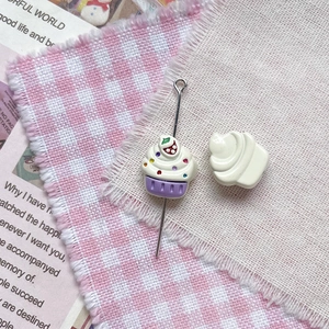 Détail de breloque cupcake DIY avec crème et base violette pour création bijoux