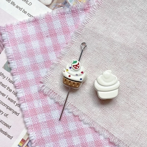 Détail de perles en forme de gâteau à la crème pour la fabrication de bijoux DIY