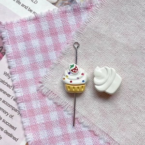 Détails macro de breloques cupcakes colorées avec fraises et paillettes pour DIY