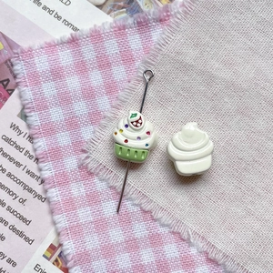 Détail de perles en forme de cupcake avec motifs fraise et pois pour la création de bijoux