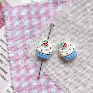 Détails des perles de cupcake à la fraise DIY avec base bleu pastel et glaçage blanc