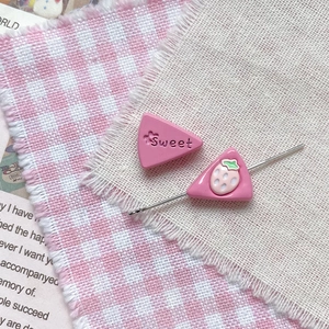 Détail de breloque gâteau en résine rose avec fraise et gravure Sweet pour bijoux DIY