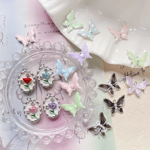 Set gioielli fai-da-te con farfalle in smalto e ciondoli in zirconia e rose