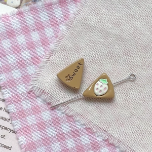 Gros plan de breloques gâteaux en résine avec texte Sweet pour création de bijoux