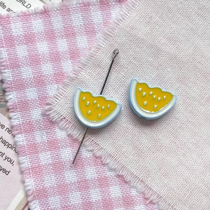 Détail de perles pastèques en émail jaune avec tige pour création de bijoux DIY