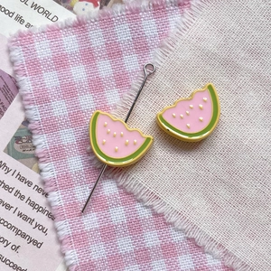 Vue macro des breloques pastèque en alliage pour bijoux DIY et accessoires de chaîne