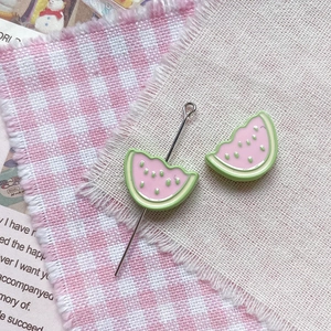 Gros plan de perles pastèque rose et verte pour bijoux DIY et accessoires de téléphone